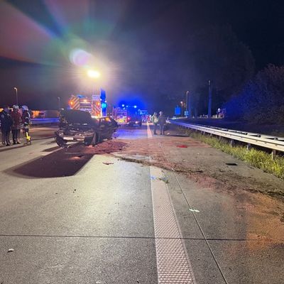 FW-ROW: Großes Trümmerfeld nach Auffahrunfall auf der A1