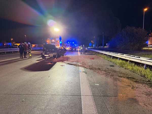 FW-ROW: Großes Trümmerfeld nach Auffahrunfall auf der A1