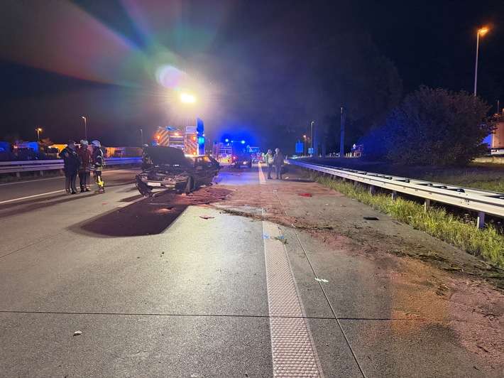 FW-ROW: Großes Trümmerfeld nach Auffahrunfall auf der A1