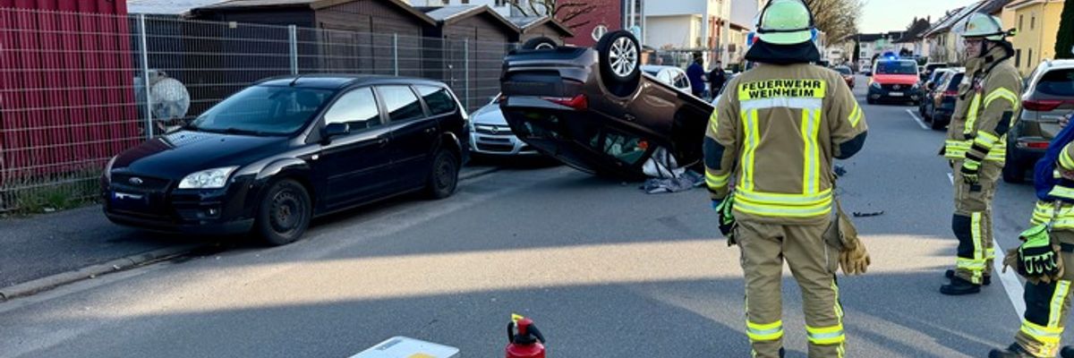 FW Weinheim: Mehrere Einsätze am Donnerstag fordern Feuerwehr Weinheim - bei einem Verkehrsunfall in der Händelstraße landet PKW auf Dach