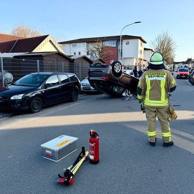 FW Weinheim: Mehrere Einsätze am Donnerstag fordern Feuerwehr Weinheim - bei einem Verkehrsunfall in der Händelstraße landet PKW auf Dach