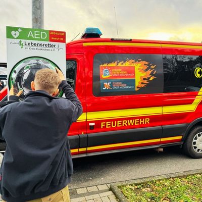 FW Mechernich: Feuerwehr unterstützt Wartung von 40 Defibrillatoren im Stadtgebiet