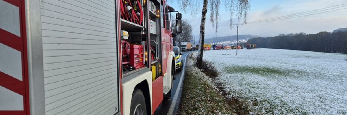 FW-AR: Verkehrsunfall zwischen PKW und besetztem Großraumtaxi