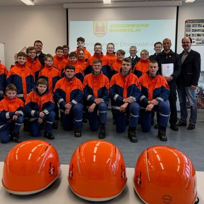 FW-EN: Besondere Ehrung für Stadtjugendfeuerwehrwart Tom Noquer - Bürgermeister Langhard gratuliert!
