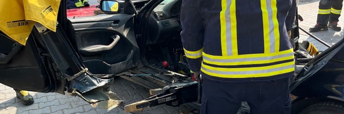 FW Borgentreich: Fortbildung mit WEBER RESCUE - Technische Hilfeleistung Verkehrsunfall