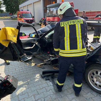 FW Borgentreich: Fortbildung mit WEBER RESCUE - Technische Hilfeleistung Verkehrsunfall