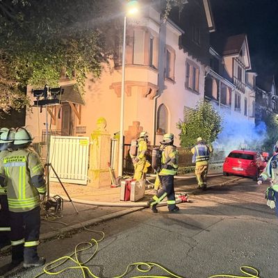 FW Weinheim: Zweitmeldung: Kellerbrand in Weinheim. Flammen und dichter Rauch in der Hildastraße