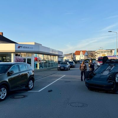 FW Weinheim: Mehrere Einsätze am Donnerstag fordern Feuerwehr Weinheim - bei einem Verkehrsunfall in der Händelstraße landet PKW auf Dach