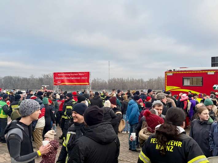 FW Mainz: 52. Silvester-Abschwimmen der Feuerwehr Mainz: Unterstützung für Trauernde Eltern & Kinder Rhein-Main e.V.