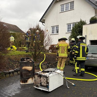 FW Königswinter: Haushaltsgroßgeräte brennen im Keller eines Einfamilienhauses