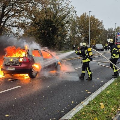 FW Celle: PKW in Vollbrand auf dem Wilhelm-Heinichen-Ring