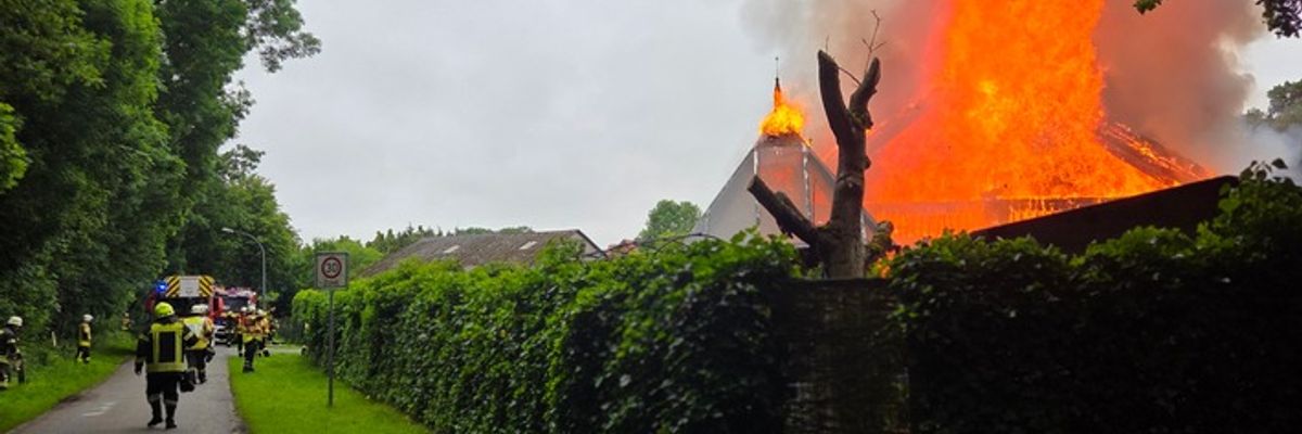FW-ROW: Gebäudebrand in Söhlingen fordert zahlreiche Einsatzkräfte - Wohnhaus vollständig zerstört
