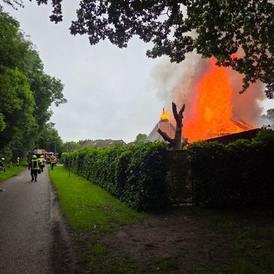 FW-ROW: Gebäudebrand in Söhlingen fordert zahlreiche Einsatzkräfte - Wohnhaus vollständig zerstört