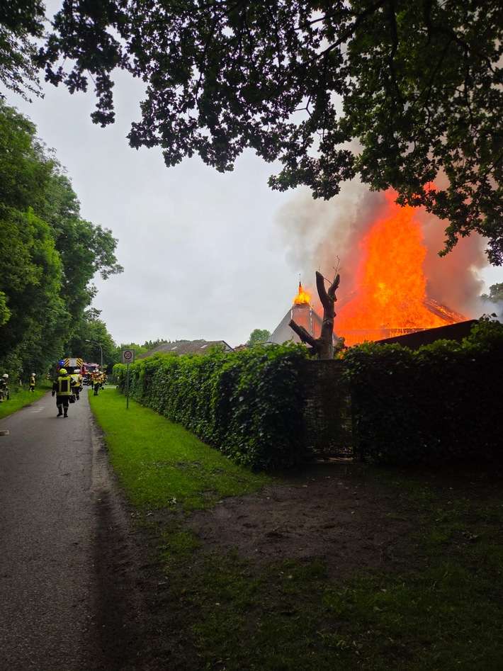 FW-ROW: Gebäudebrand in Söhlingen fordert zahlreiche Einsatzkräfte - Wohnhaus vollständig zerstört