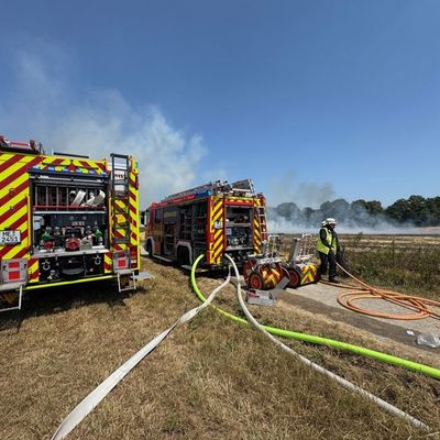 FW-Erkrath: Feuerwehr Erkrath bekämpft Flächenbrand von rund 9.000 m²