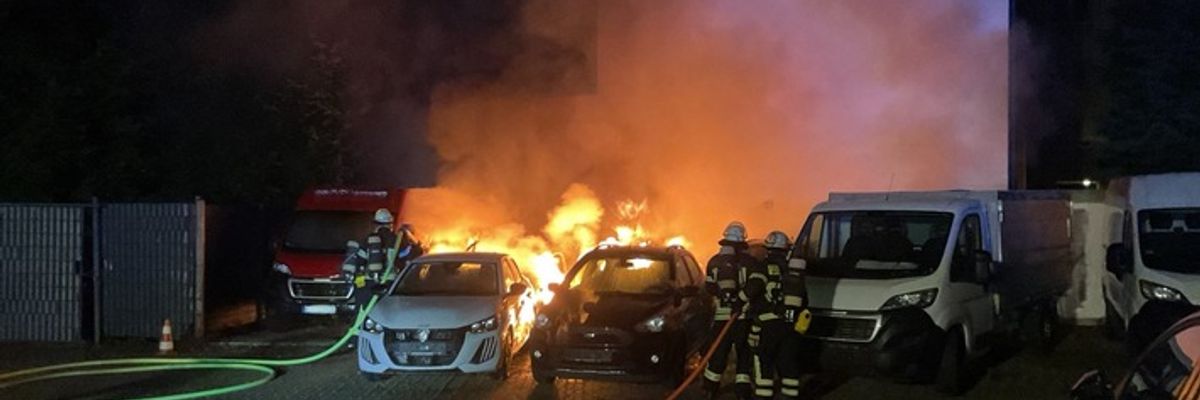 FW-DO: Brand mehrerer Fahrzeuge auf Parkplatz in Dortmund-Hörde