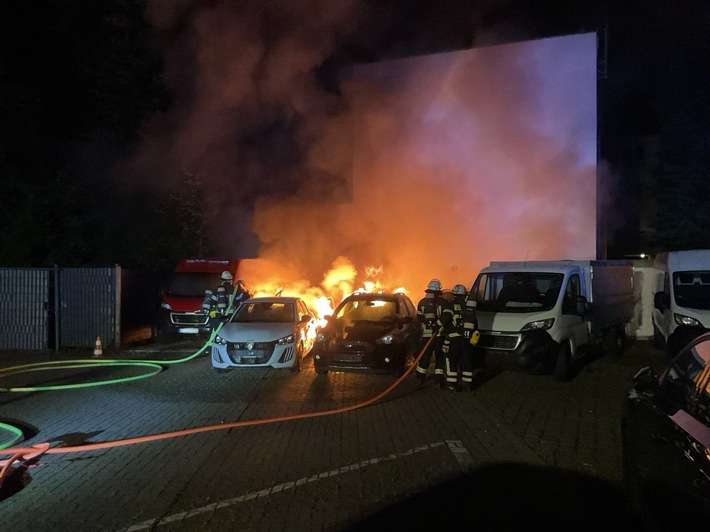 FW-DO: Brand mehrerer Fahrzeuge auf Parkplatz in Dortmund-Hörde