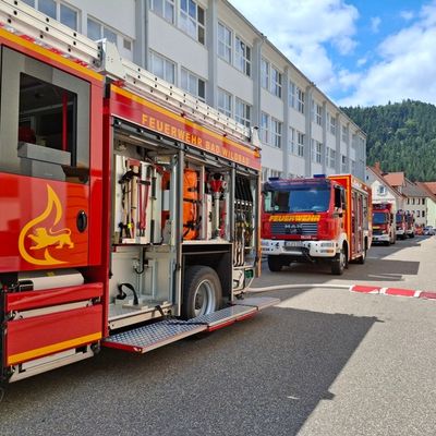KFV-CW: Säure-Unfall mit 18 Verletzten / Großeinsatz in Galvanik von Hittech Prontor