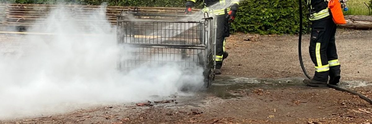 FW-AUR: Gitterbox mit Holz in Flammen