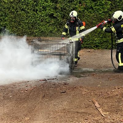FW-AUR: Gitterbox mit Holz in Flammen