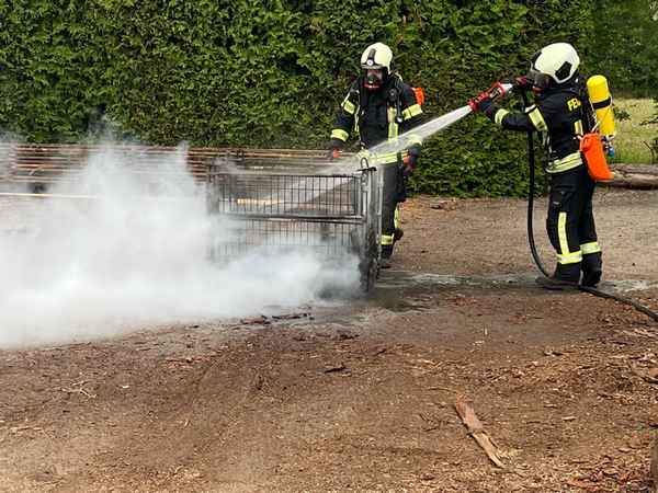 FW-AUR: Gitterbox mit Holz in Flammen