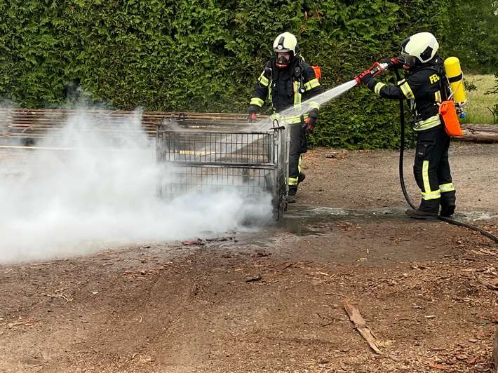 FW-AUR: Gitterbox mit Holz in Flammen