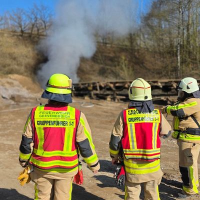FW Grevenbroich: Zwei Verletzte bei Brand in Bergbaubetrieb Zahlreiche Feuerwehrkräfte im Einsatz