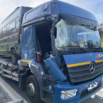 FW Helmstedt: Verkehrsunfall LKW, auslaufende Flüssigkeiten