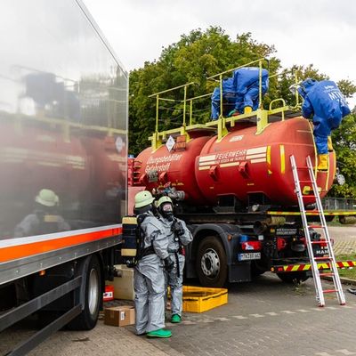 Feuerwehr MTK: "Red Tanker '25": 120 Einsatzkräfte proben Gefahrstofflage an der Heinrich-von-Kleist-Schule Eschborn