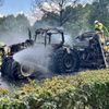 FW-OLL: Traktor mit Presswickelkombination vollständig ausgebrannt - Feuerwehr verhindert weitere Brandausbreitung