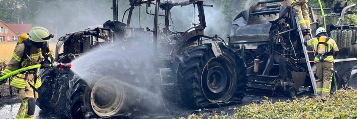 FW-OLL: Traktor mit Presswickelkombination vollständig ausgebrannt - Feuerwehr verhindert weitere Brandausbreitung
