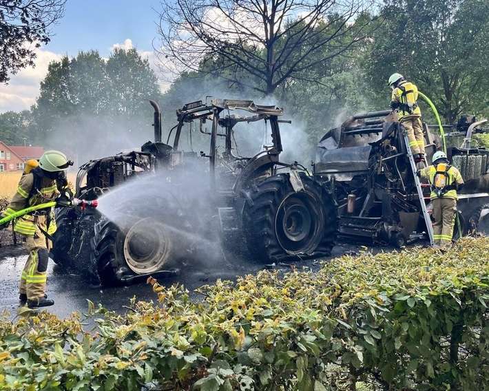 FW-OLL: Traktor mit Presswickelkombination vollständig ausgebrannt - Feuerwehr verhindert weitere Brandausbreitung