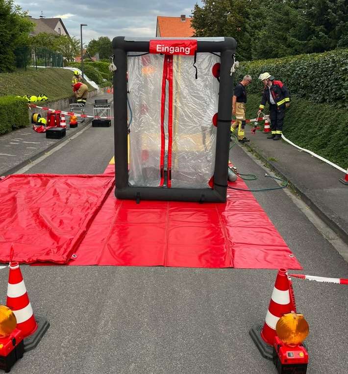 FW Ense: ABC-Einheiten trainieren gemeinsam in Abrissgebäude in Höingen