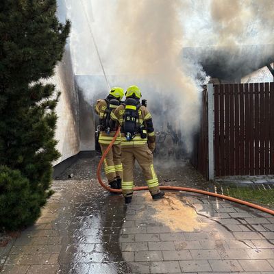 FW Paderborn: Garagenbrand greift auf Carport über - Feuerwehr verhindert Übergreifen auf Wohnhaus