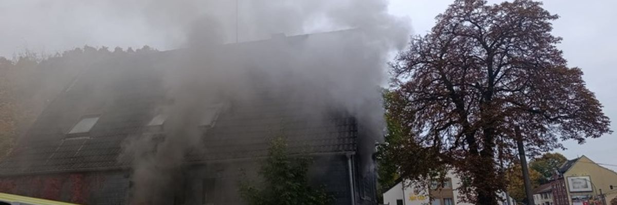 FW-DO: FW-DO: Qualm aus den Fenstern eines leerstehenden Gebäudes in Dortmund-Brackel