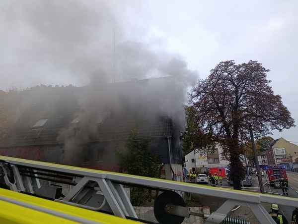FW-DO: FW-DO: Qualm aus den Fenstern eines leerstehenden Gebäudes in Dortmund-Brackel