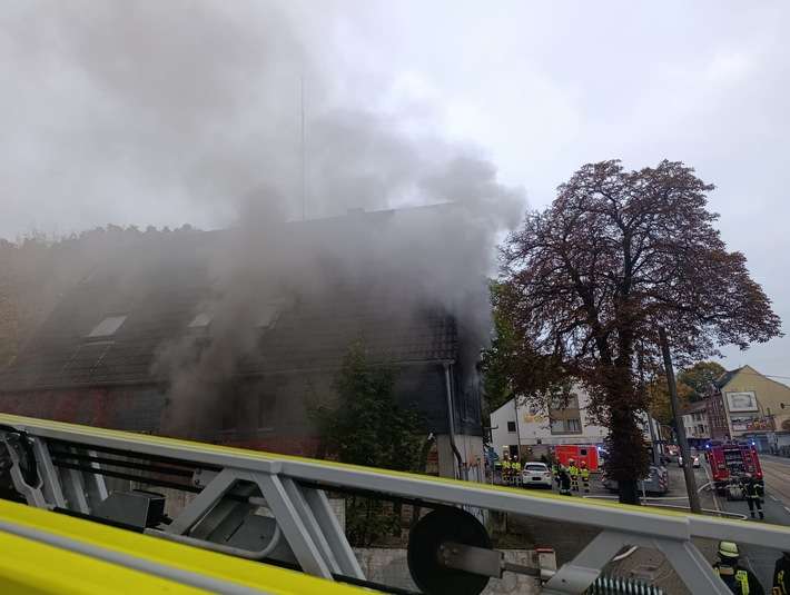 FW-DO: FW-DO: Qualm aus den Fenstern eines leerstehenden Gebäudes in Dortmund-Brackel