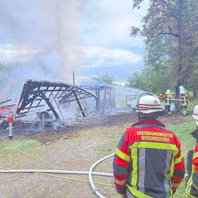 FW Überlingen: Landwirtschaftliche Scheune auf dem Haldenhof (Überlingen) in Vollbrand / Übergreifen der Flammen auf Gaststätte mit Fremdenzimmer verhindert / Keine Personen zu Schaden gekommen