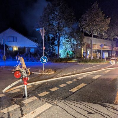 FW-KLE: Nächtlicher Brand zwischen zwei Gebäuden