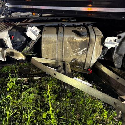 FW-SG: Nächtlicher LKW-Unfall am Hildener Kreuz - 500 Liter Diesel laufen nach spektakulärer Leitplankenfahrt aus