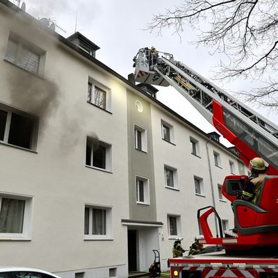 FW-E: Zimmerbrand in Essen-Frohnhausen - brennende Waschmaschine verrauchte Wohnung