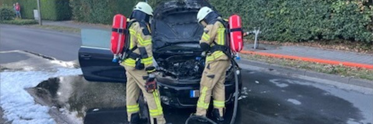 FW Rheurdt: PKW brennt im Motorraum