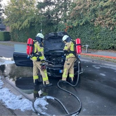 FW Rheurdt: PKW brennt im Motorraum