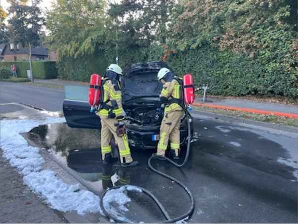 FW Rheurdt: PKW brennt im Motorraum