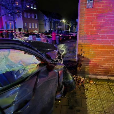FW Düren: Verkehrsunfall auf der Euskirchener Straße - Vier Verletzte, Hauswand beschädigt