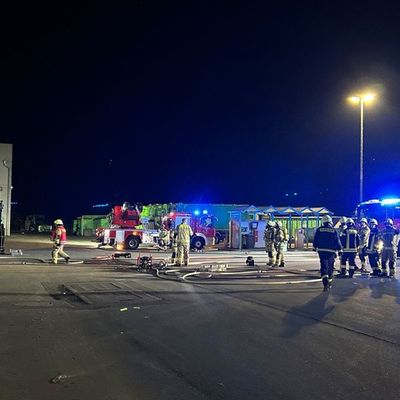 Feuerwehr Goch: Feuer bei Entsorgungsunternehmen: Brandursache unklar