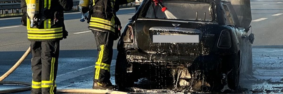 FW-ROW: Mini Cooper brennt in voller Ausdehnung