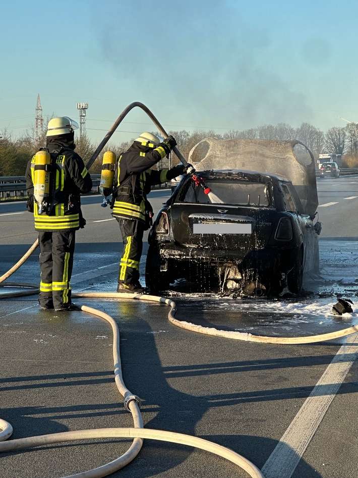 FW-ROW: Mini Cooper brennt in voller Ausdehnung