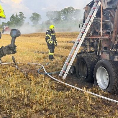 FW-OLL: Strohballenpresse löst Flächenbrand aus - Großaufgebot der Feuerwehr in Hude