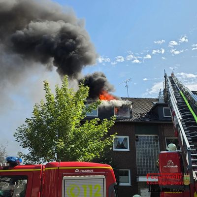 FW-RE: Dachstuhlbrand in Recklinghausen-Hillerheide fordert umfangreichen Feuerwehreinsatz
